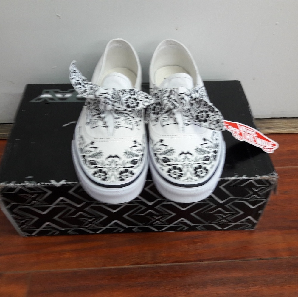 Vans - Picture 3 of 4
